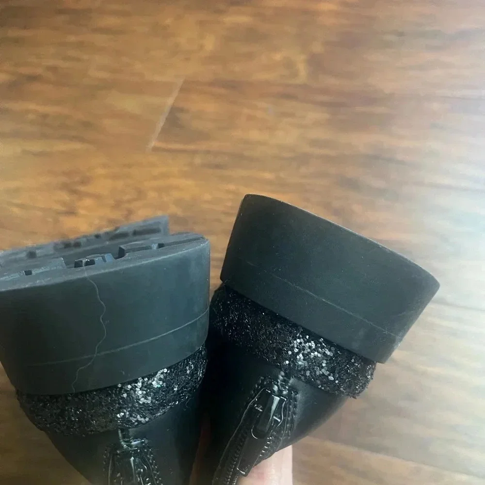 Steve Madden Black Chelsea Booties w Glitter- NWT girls size 5